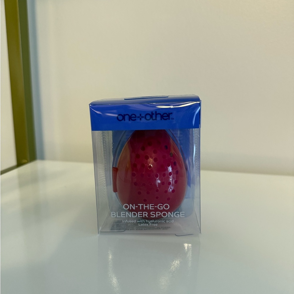 On-the-go blender Makeup Sponge infused with hyaluronic acid